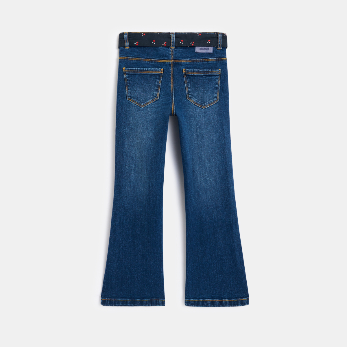 بنطال جينز واسع مع حزام