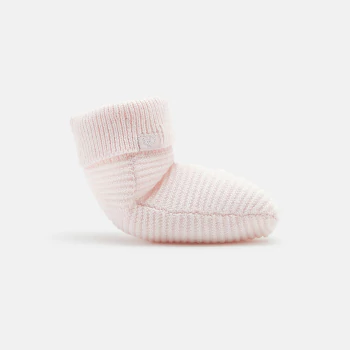 جوارب مضلعة باللون الوردي لحديثي الولادة