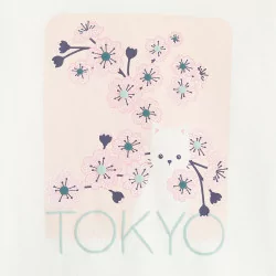 تي شيرت منمّق بالأزهار وطبعة طوكيو