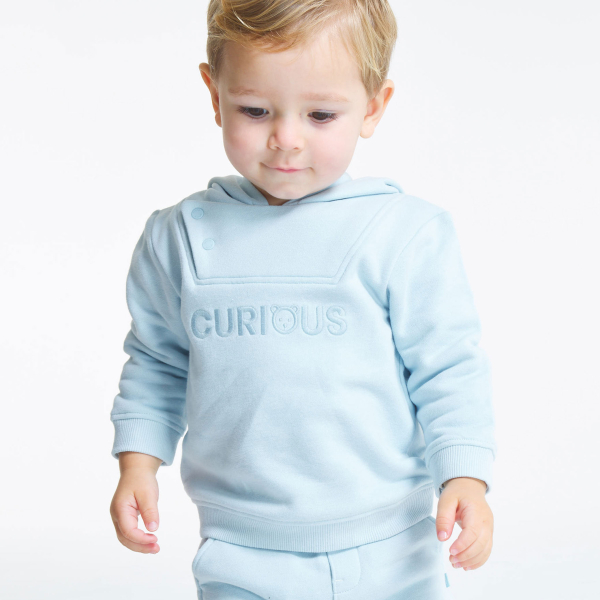 سويت شيرت من الصوف الناعم باللون الأزرق، مع قلنسوة وسحّاب، للفتيان الصغار