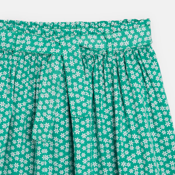تنورة قصيرة مطبوعة باللون الأخضر للفتيات