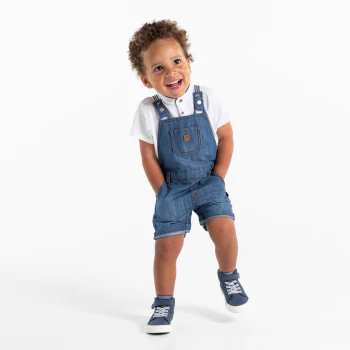 وزرة جينز قصيرة للأولاد الصغار وقميص تونسي أزرق