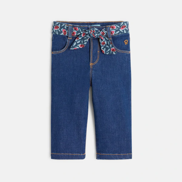 بنطال جينز بناتي واسع بحزام مزين بالزهور باللون الأزرق