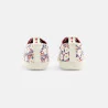 أحذية قماشية زهرية لحديثي الولادة
