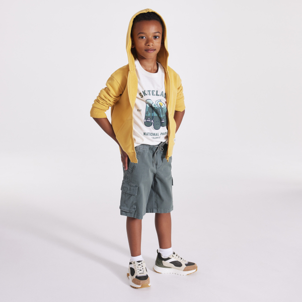 سويت شيرت بسحاب مع غطاء رأس باللون الأصفر للأولاد.