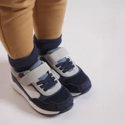 حذاء رياضي للجري بشريط فيلكرو باللون الأزرق للأولاد الصغار