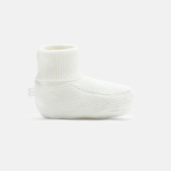 حذاء خفيف محبوك من التريكو باللون الأبيض لحديثي الولادة
