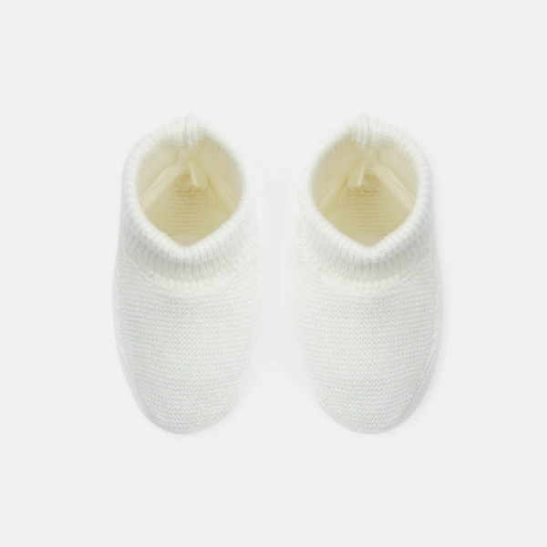 حذاء خفيف محبوك من التريكو باللون الأبيض لحديثي الولادة
