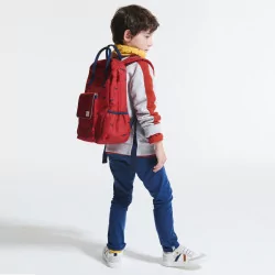 حقيبة ظهر خاصة باللون الأحمر للعودة إلى المدرسة للأولاد