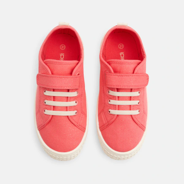 حذاء رياضي برقبة منخفضة من القماش اللامع باللون الوردي للفتيات