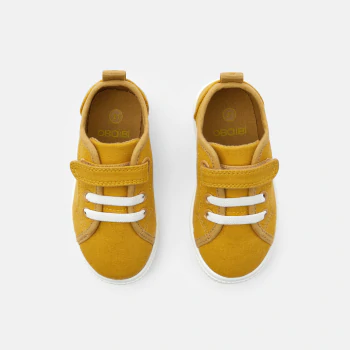 حذاء قماش باللون الأصفر للأولاد الصغار