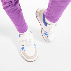 حذاء رياضي منخفض الرقبة باللونين الأزرق والأبيض للأولاد
