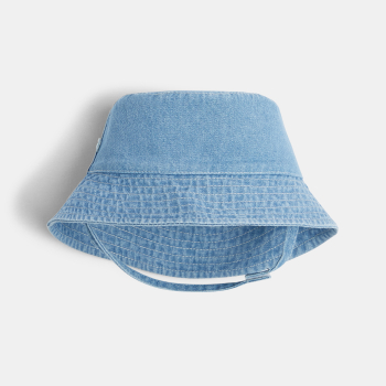 قبعة بتصميم دلو من الدنيم الأزرق للأولاد الصغار