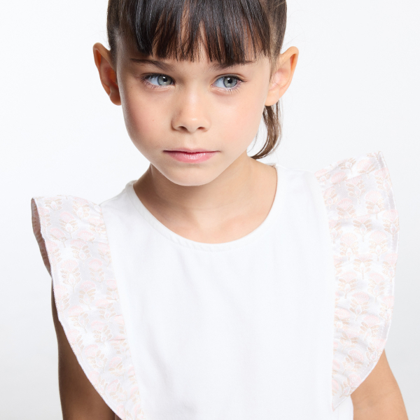 بلوزة بأكمام منفوخة عند الكتف وكشكشة باللون البيج الفاتح للفتيات