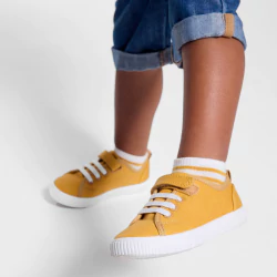 Chaussures en toile jaune bébé garçon