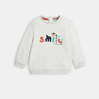 سترة من الميلتون للفتيان الصغار، باللون الرمادي وبرسومات وصور للحيوانات مطبوعة عليه.