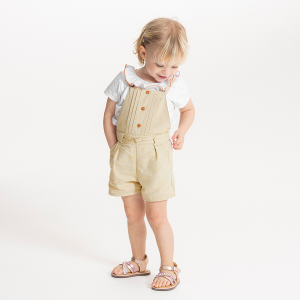 Salopette courte et tee-shirt chic beige bébé fille