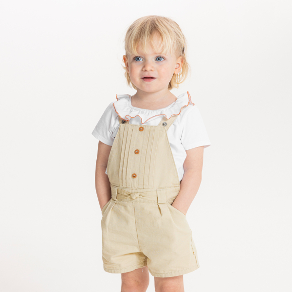 Salopette courte et tee-shirt chic beige bébé fille