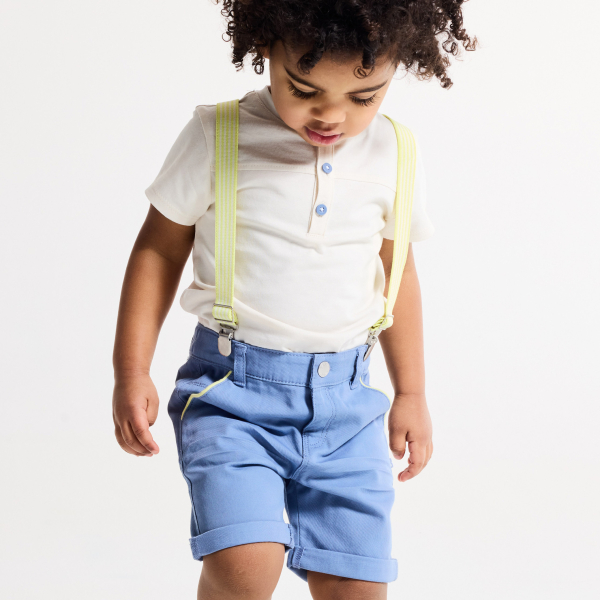 Bermuda à bretelles et t-shirt bleu bébé garçon