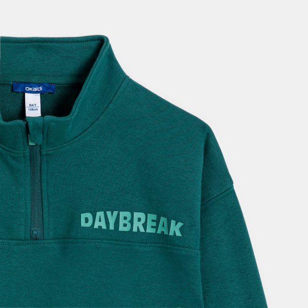 سويت شيرت بياقة عالية وعليه رسالة، أخضر اللون، للأولاد