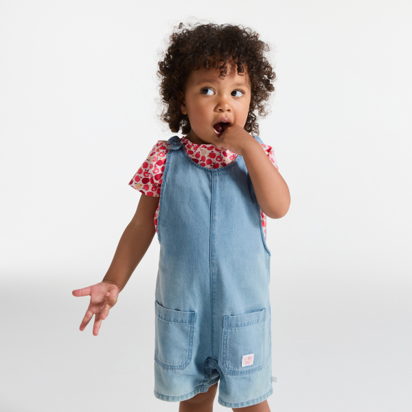 Salopette courte denim et t-shirt fruits bleu bébé fille