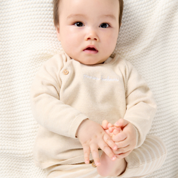 سترة )كنزة( وبنطلون )سروال( باللون الوردي، منسوجان بالتريكو، للفتيات الرُضع