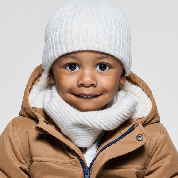 Bonnet en maille tricot côtelée beige bébé